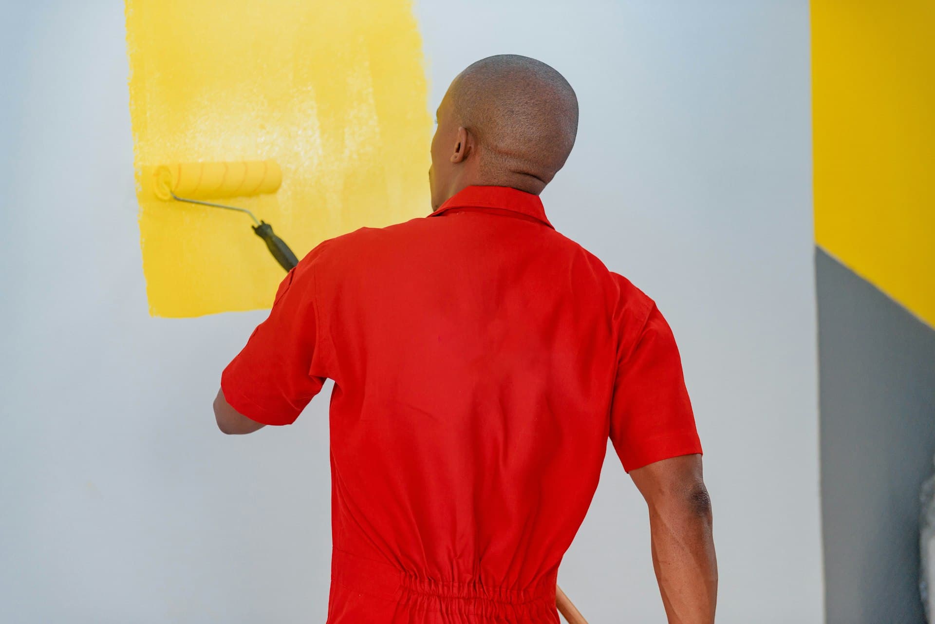Peintre en bâtiment au travail sur un chantier