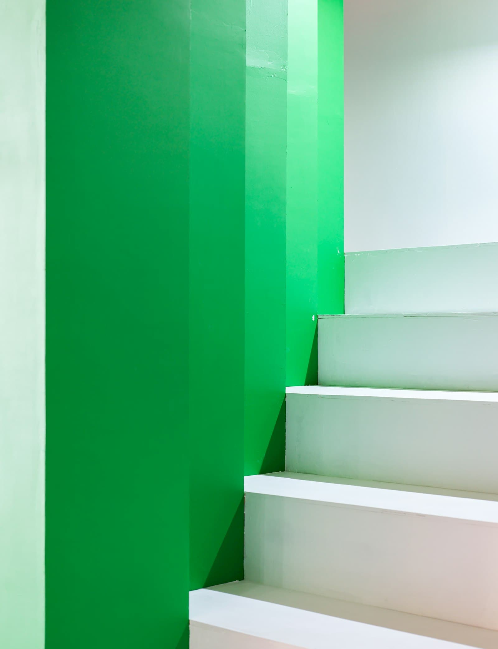 Escalier d'immeuble ancien peint avec finition soignée